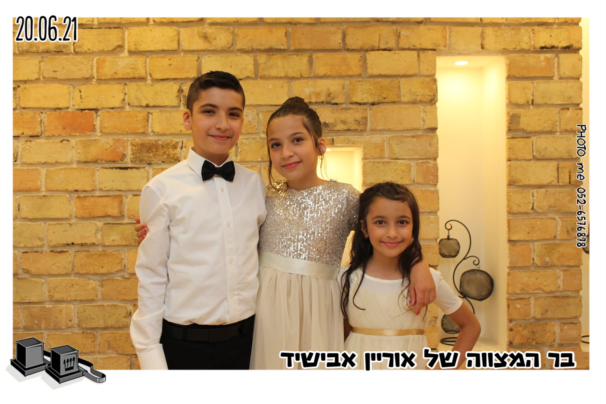 מגנט בר מצווה — שלושה ילדים לבושים חגיגית