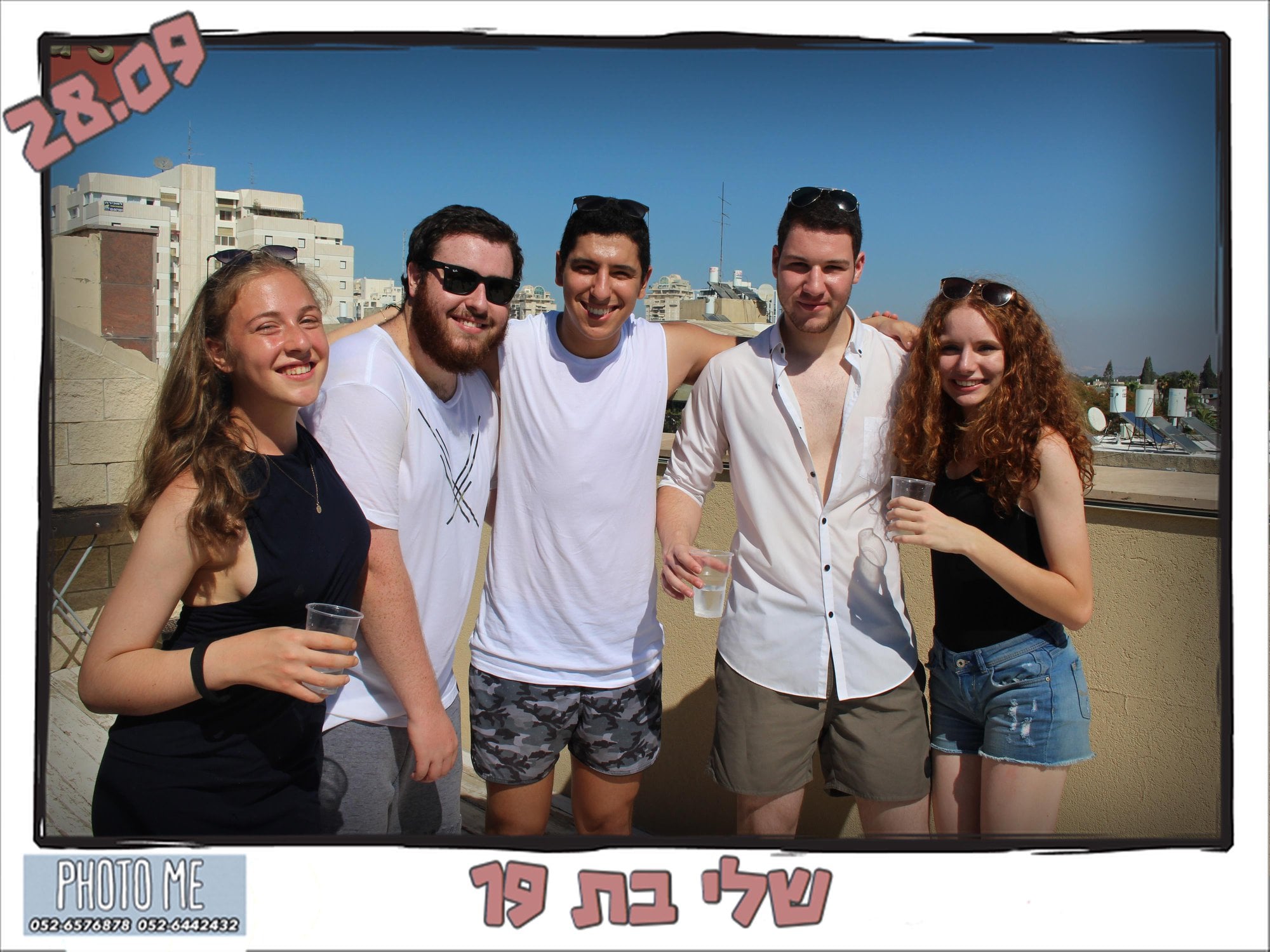מגנט בת מצווה — חבורת חברים על גג עם נוף עירוני