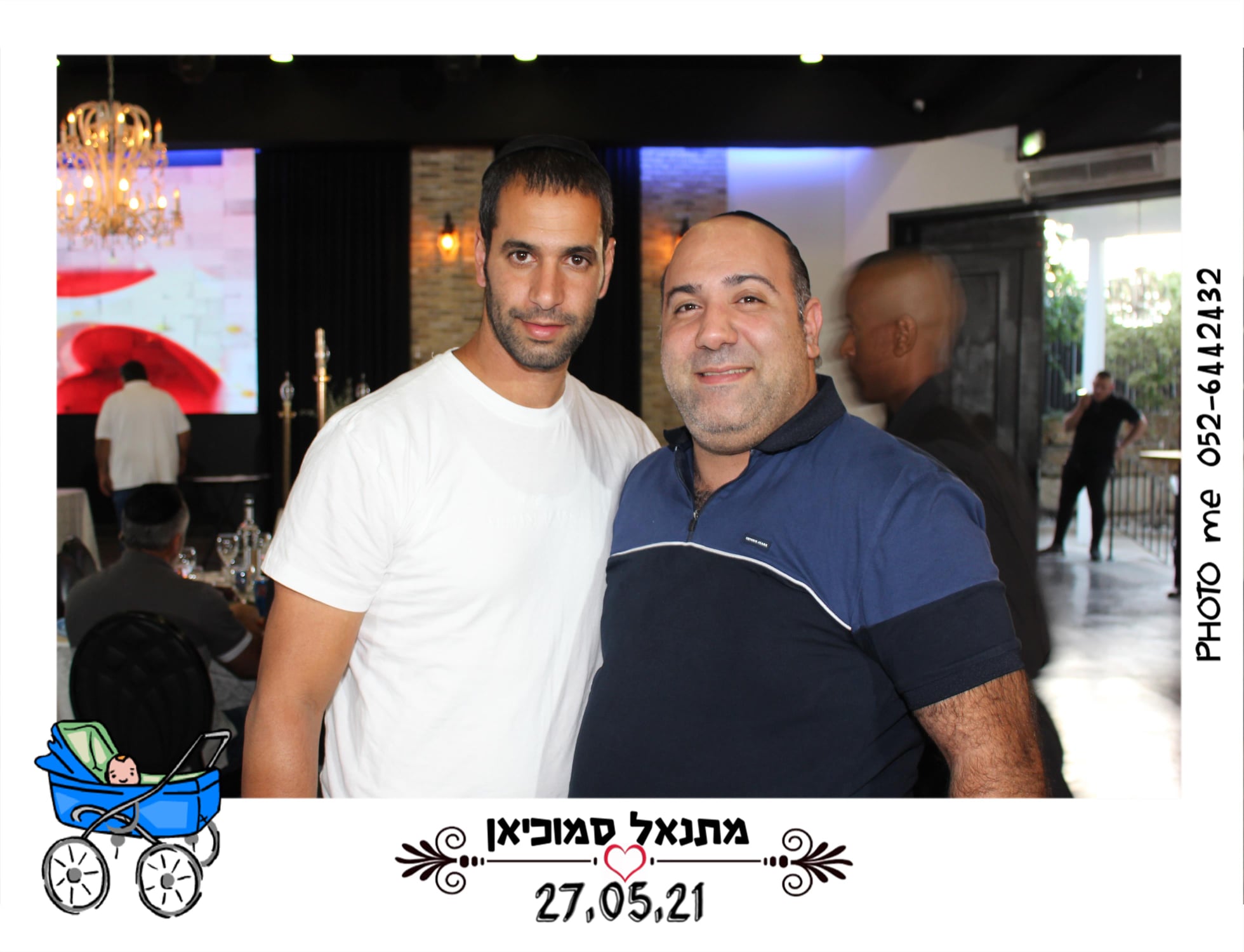 מגנט ברית — חברים מחייכים באולם אירועים